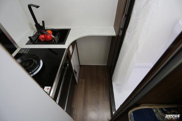 48V能源供給/大空間/水電的房車 法美瑞海角7號後廚房版頗具實力 48V能源供給/大空間/水電的房車 法美瑞海角7號後廚房版頗具實力