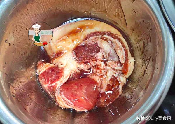 把豬肉放進電飯鍋,不加一滴水直接燜,出鍋香到流口水,渣都不剩 把豬肉放進電飯鍋,不加一滴水直接燜,出鍋香到流口水,渣都不剩