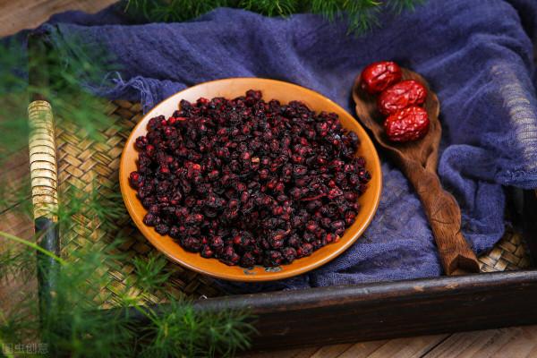 糖尿病人手腳麻木疼痛怎麼緩解？中醫8味藥材，或能幫你祛麻止痛