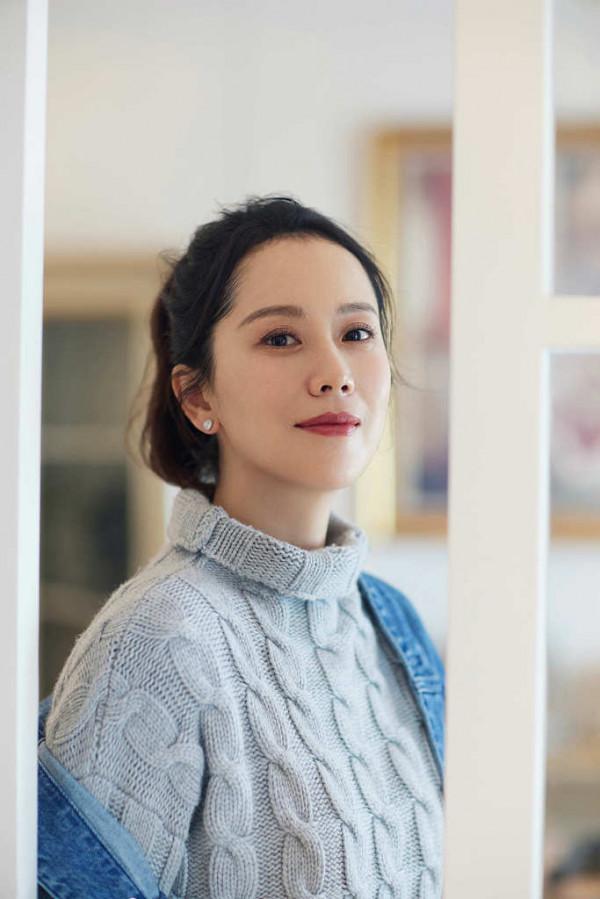 77年海清扎高馬尾愈發年輕,牛仔裙配馬丁靴潮酷有型,毫無阿姨感 77年海清扎高馬尾愈發年輕,牛仔裙配馬丁靴潮酷有型,毫無阿姨感