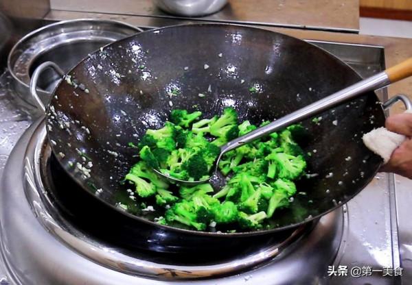 蒜蓉西蘭花要不要先焯水?廚師長告訴你做法,清脆爽口,色澤翠綠 蒜蓉西蘭花要不要先焯水?廚師長告訴你做法,清脆爽口,色澤翠綠