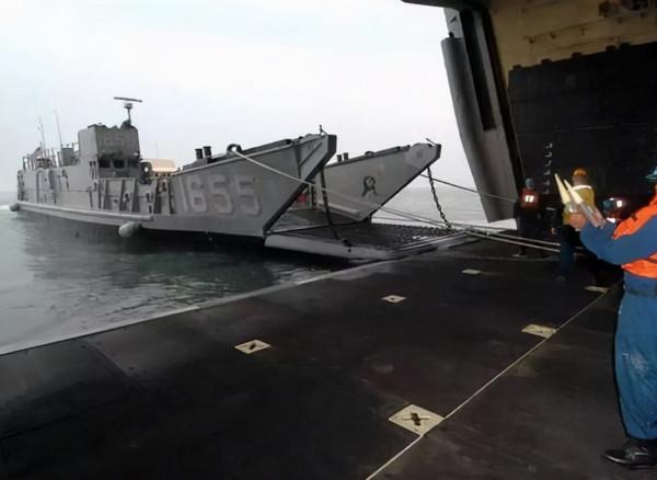 2021年，中國海軍接收17萬噸新艦，印媒感嘆：兩年一個印度海軍