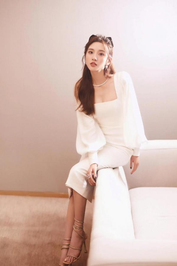 唐藝昕奶白色長裙