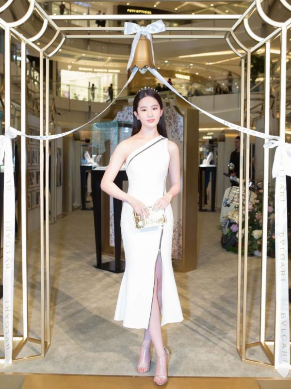 劉亦菲這顏值真無敵了，穿白色斜肩連衣裙優雅高貴，美得不可方物