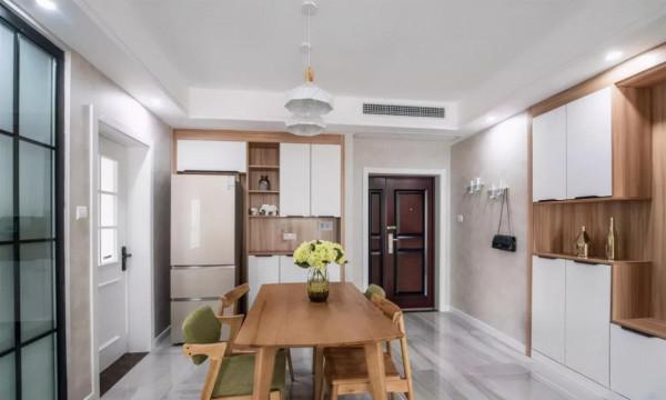 127平現代風陽臺隔出小書房，臨著大大的落地窗，輕鬆又愜意