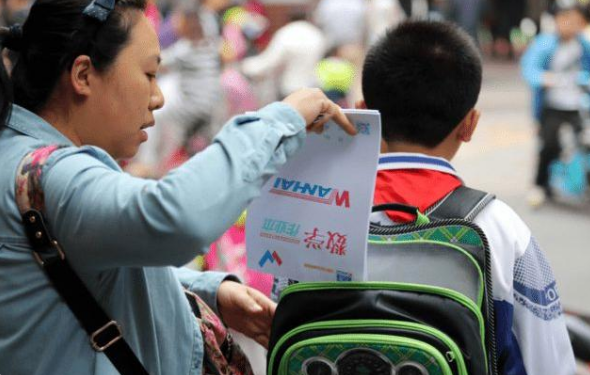 減負又出“新招”,小學生上學不用背書包,明明輕鬆了卻引起爭議 減負又出“新招”,小學生上學不用背書包,明明輕鬆了卻引起爭議
