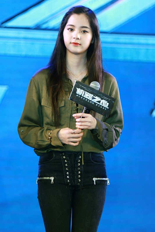 歐陽娜娜生圖也挺甜美，身穿綠色開叉裙秀纖細身材，看著有點嫵媚