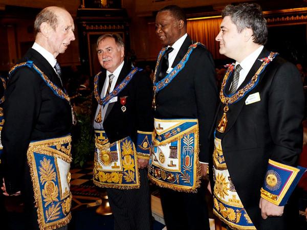 從嗜血邪教到跨國軍政教企特大利益集團：共濟會的源流與演變