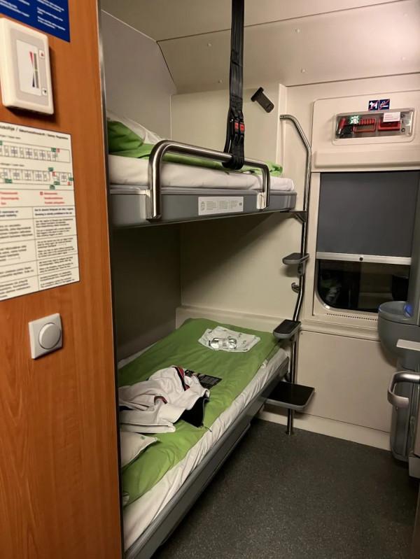 去芬蘭看極光，見聖誕老人，路上卻丟失行李，差點被鎖地牢