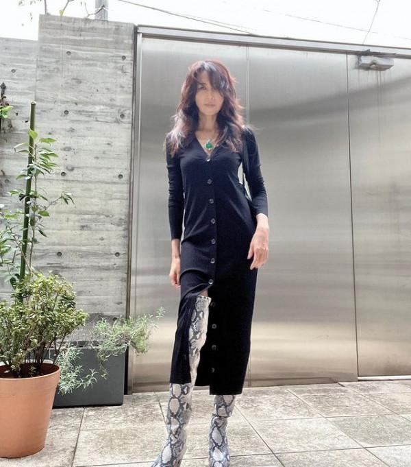 51歲工藤靜香依然是女神！超長過膝蛇皮紋靴太嫵媚，濾鏡難擋皺紋