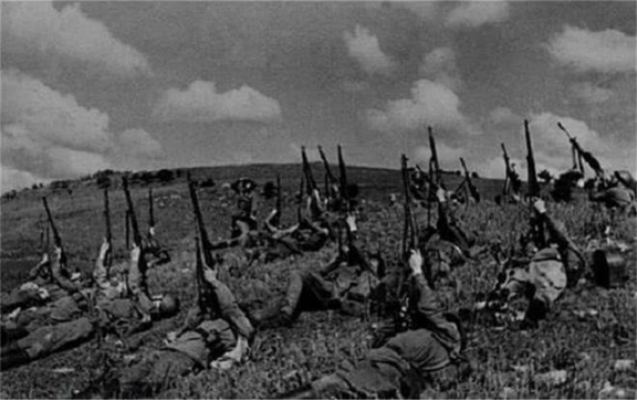 士兵違紀連開14槍，獨守陣地三天兩夜，彭老總親自下令官升三級