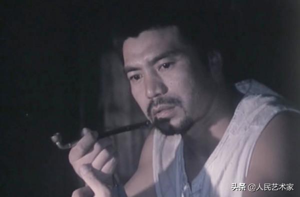 他是曹禺口中的一流演員，因《高山下的花環》成名，多年後在操場上撿回了雷佳音