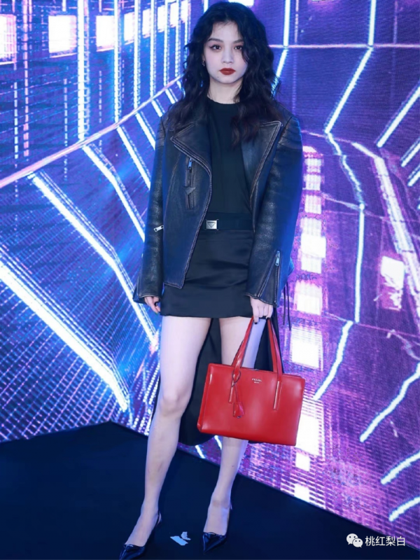 明星紅黑榜：25歲的她，穿了兩年的造型，越來越跑偏了