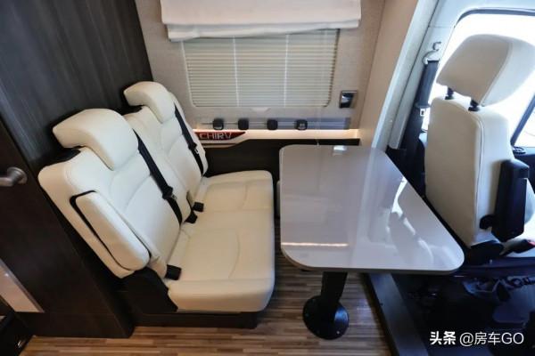 這臺房車有5種充電方式，車內電器語音控制，衛生間也是乾溼分離