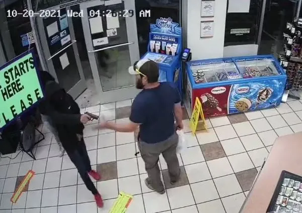 惹錯人!搶匪作案遇“美軍陸戰隊員”,1秒奪槍壓制畫面曝光,同夥屁滾尿流全嚇跑 惹錯人!搶匪作案遇“美軍陸戰隊員”,1秒奪槍壓制畫面曝光,同夥屁滾尿流全嚇跑