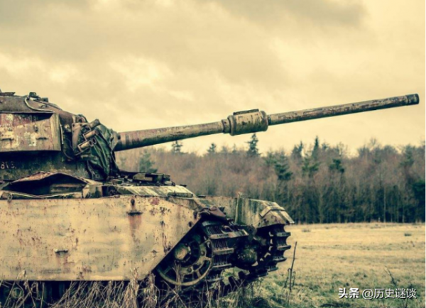 子彈明明打不穿坦克,為啥士兵還瘋狂向坦克掃射?換你也會這麼做 子彈明明打不穿坦克,為啥士兵還瘋狂向坦克掃射?換你也會這麼做