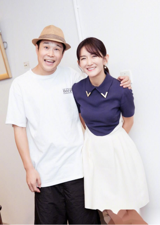 謝娜、張傑真是夫妻典範,出門牽手很幸福,謝娜一身陰陽裝很個性 謝娜、張傑真是夫妻典範,出門牽手很幸福,謝娜一身陰陽裝很個性