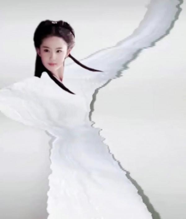 透視裙、漁網襪、花裙子，穿土味單品的女明星，照樣一個比一個美