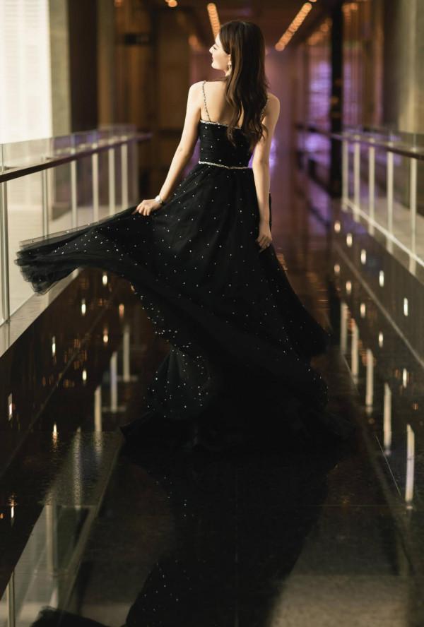 徐璐吊帶黑色長裙配上一頭捲髮，眼神靈動氣質非凡