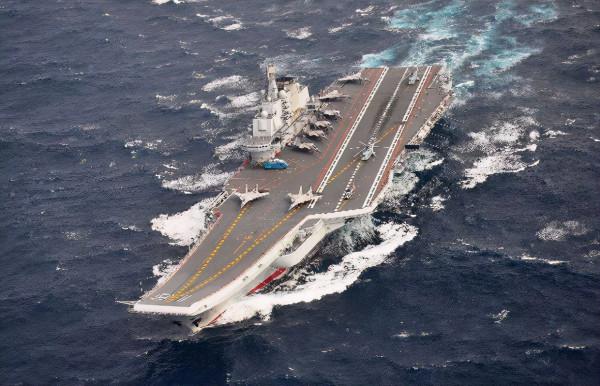 實戰氛圍濃厚！殲-15疑似掛彈飛越準航母，遼寧艦訓練嚇壞日本