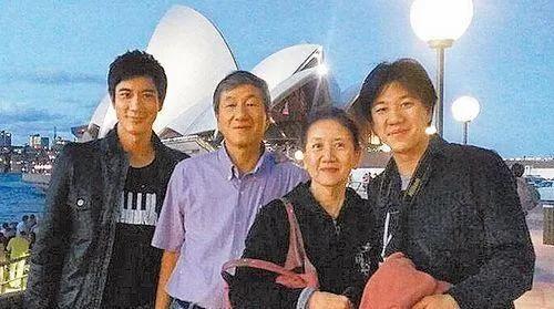 謝霆鋒爸爸和王力宏爸爸對比：老人的睿智和開明，藏在這裡