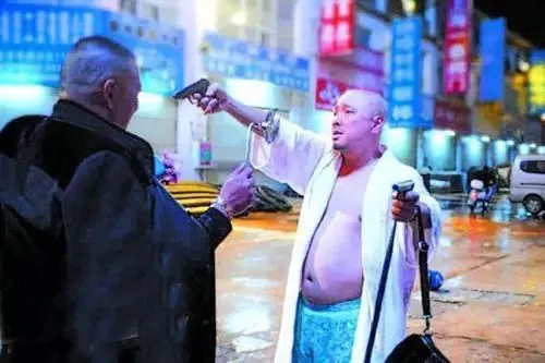 發腮禿頭、酒糟鼻、大肚腩，還有塑膠僵臉，中年男星的辣眼震撼