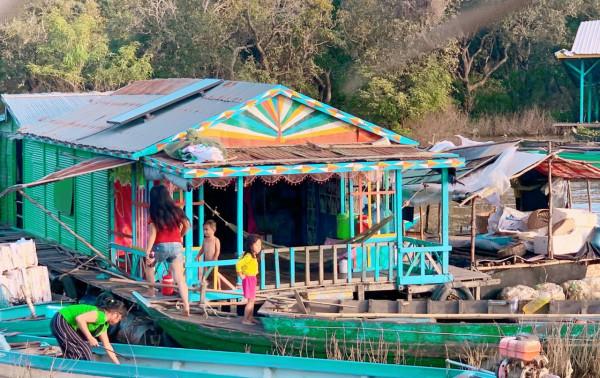 面積有4個新加坡大的淡水湖上，生存著70萬人，沒有國籍常被驅趕