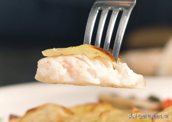 分享一款土豆片烤龍利魚，搭配多樣食蔬，鮮嫩味美，家人都愛吃