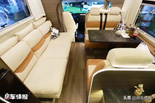 宇通娛樂版房車！首次用大客廳佈局，帶私人影院小孫子不會再無聊