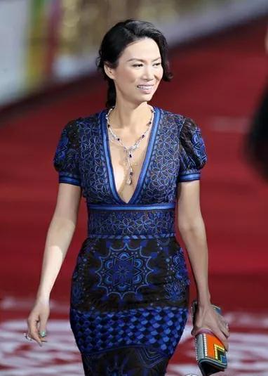 大方臉怎麼穿？鄧文迪的穿搭思路值得借鑑