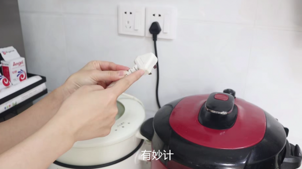 為什麼廚房插座嚴禁同時插2個插頭?原來存在隱患,看完漲知識 為什麼廚房插座嚴禁同時插2個插頭?原來存在隱患,看完漲知識