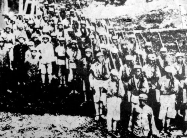 兒子撒謊說去當鐵匠，當兵20多年成司令，回家母親給了他一巴掌