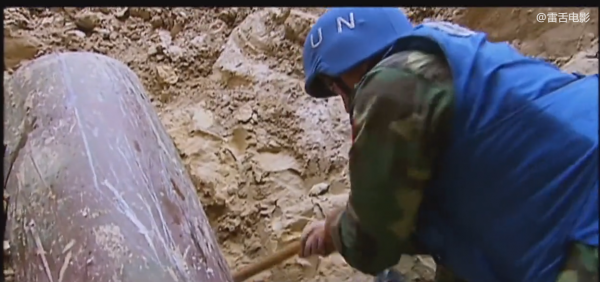 900斤炸彈落到平民區,當地警察不敢拆,中國軍人只用4天徹底拆除 900斤炸彈落到平民區,當地警察不敢拆,中國軍人只用4天徹底拆除