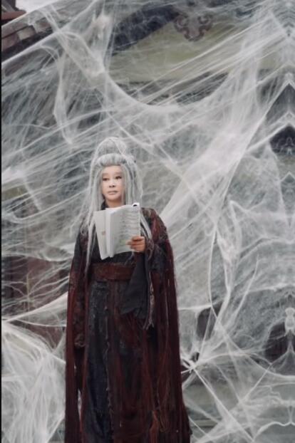 68歲劉曉慶近照,與流浪狗互動有愛心,“白髮魔女”造型太搶鏡 68歲劉曉慶近照,與流浪狗互動有愛心,“白髮魔女”造型太搶鏡