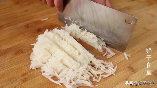 蘿蔔不要再燉湯了,試試這種新做法,軟糯鮮香,上桌一大盤不夠吃 蘿蔔不要再燉湯了,試試這種新做法,軟糯鮮香,上桌一大盤不夠吃