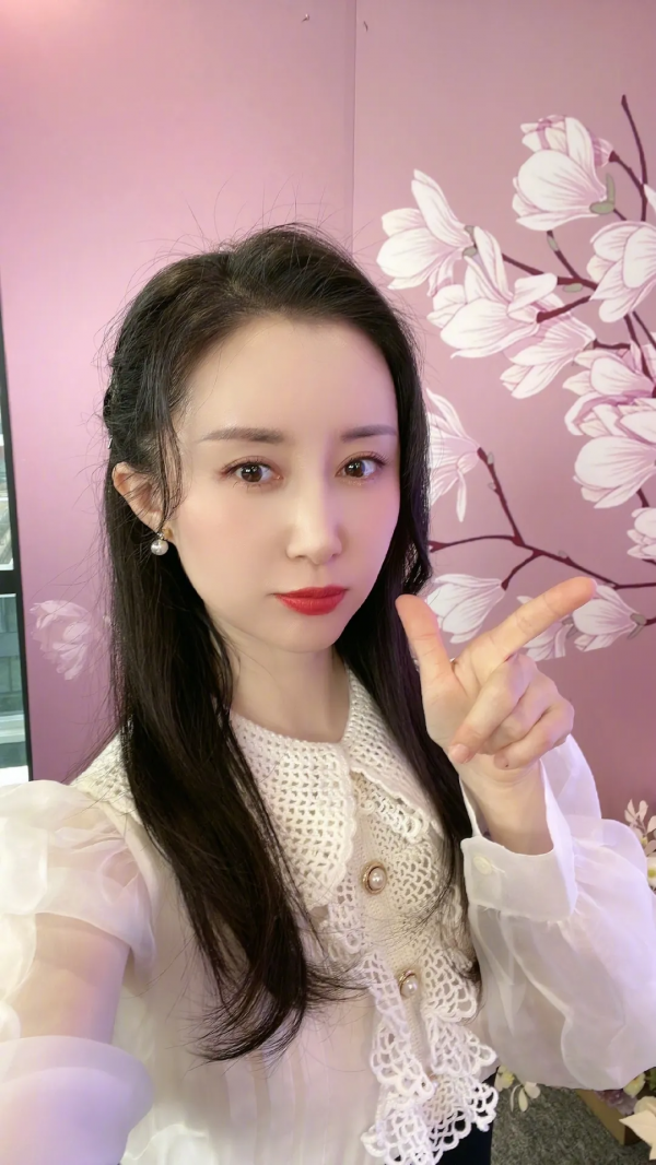 明星直播帶貨遇冷？楊瀾略高冷，張鐵林劉曉慶“一字千金”少人買