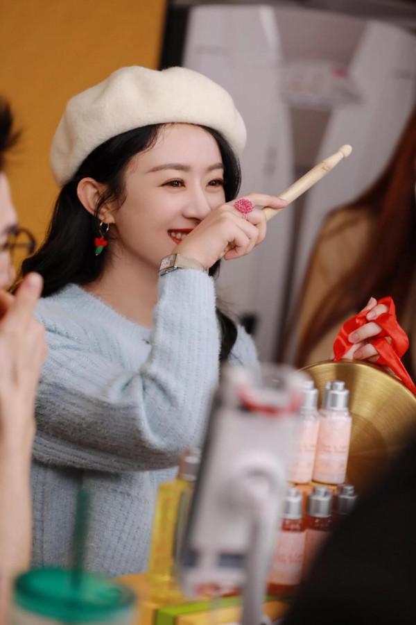 趙麗穎美圖,身穿淺藍上衣,頭戴貝雷帽,優雅靈動,溫婉可人 趙麗穎美圖,身穿淺藍上衣,頭戴貝雷帽,優雅靈動,溫婉可人