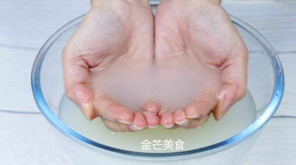 以後洗米水別倒掉了，學會洗米水的這5個妙用，能為你省下不少錢