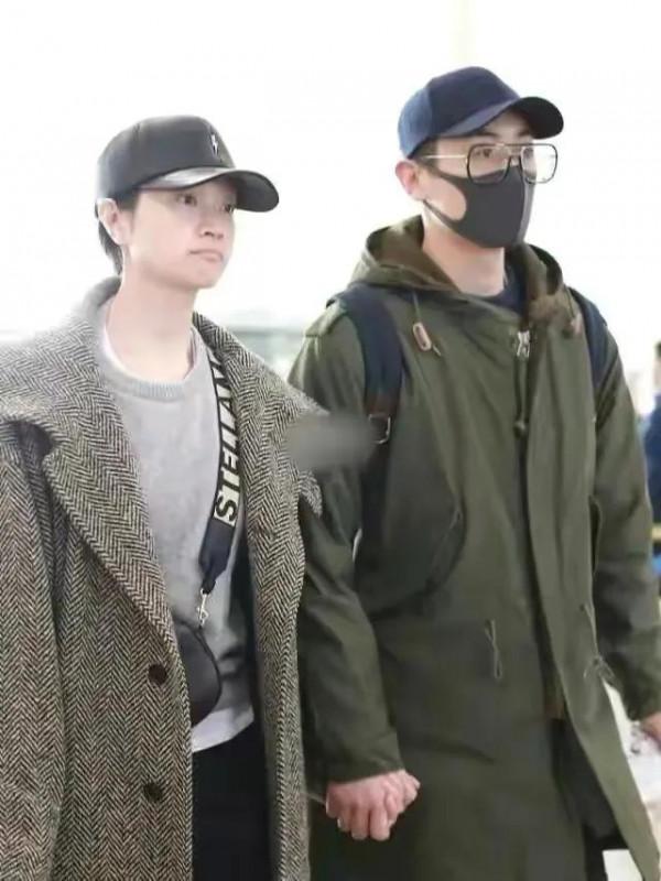 朱亞文夫婦走機場!沈佳妮臉蛋僅有巴掌大,過時呢大衣搭出潮人感 朱亞文夫婦走機場!沈佳妮臉蛋僅有巴掌大,過時呢大衣搭出潮人感