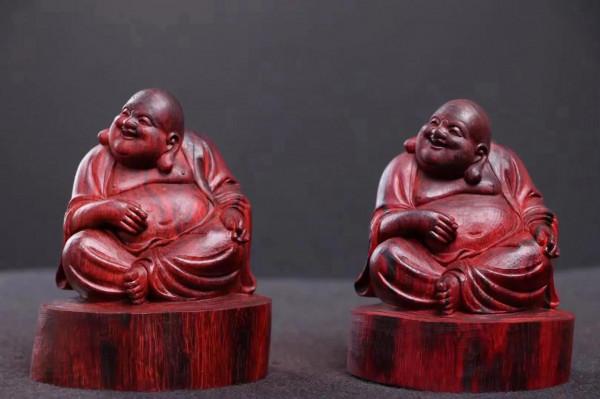 紫檀木切雙段，雕一對彌勒安坐而笑！好手藝