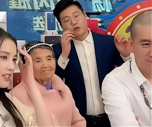 黃聖依帶80歲婆婆直播引爭議,全程喊叫賣貨,婆婆一臉疲憊無人理 黃聖依帶80歲婆婆直播引爭議,全程喊叫賣貨,婆婆一臉疲憊無人理