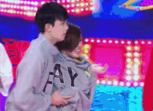 男星走紅毯有風險！幫女星提裙顯情商，吳京直男、沈騰杜江太尷尬