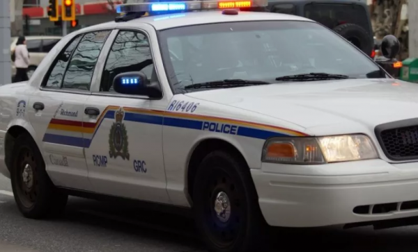 猖狂！列治文偷車賊被抓包，竟反手拔刀威脅車主，有華人被槍指著下跪