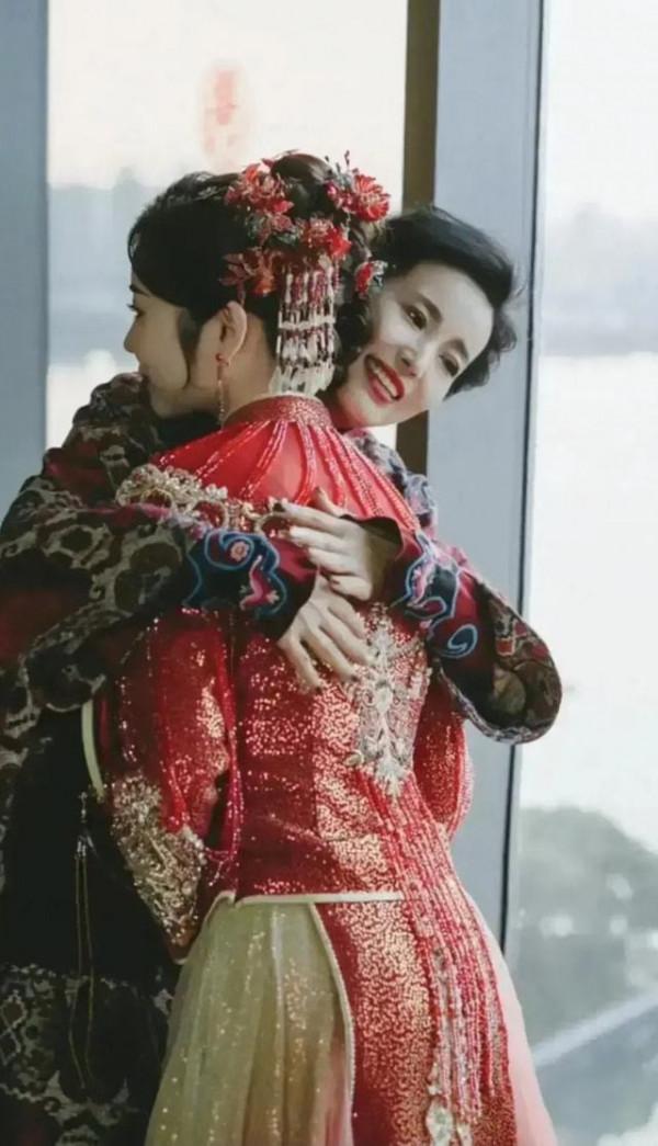 江蘇女孩婚禮，打扮簡約的母親意外搶鏡走紅，網友直呼最美丈母孃