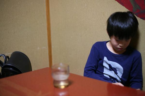 日本窮困絕望一家人：哥哥支開弟弟，獨自承擔了母親的殺母重託