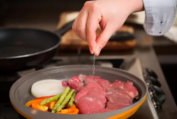 做菜什麼時候放鹽最好?尚堯告訴你答案 做菜什麼時候放鹽最好?尚堯告訴你答案