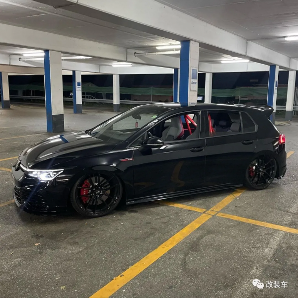 用一身競技改件來玩姿態的8代高爾夫GTI，這操作你們看得懂嗎？