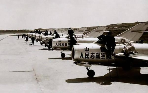 76年二代機萬米高空猛然連炸3個大洞,飛行員冒死迫降險腰斬路人 76年二代機萬米高空猛然連炸3個大洞,飛行員冒死迫降險腰斬路人