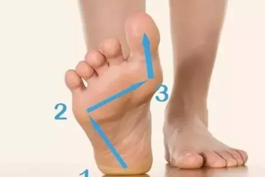 易烊千璽拍《長津湖》受傷，只是光腳踩石頭，很多人就受不了了