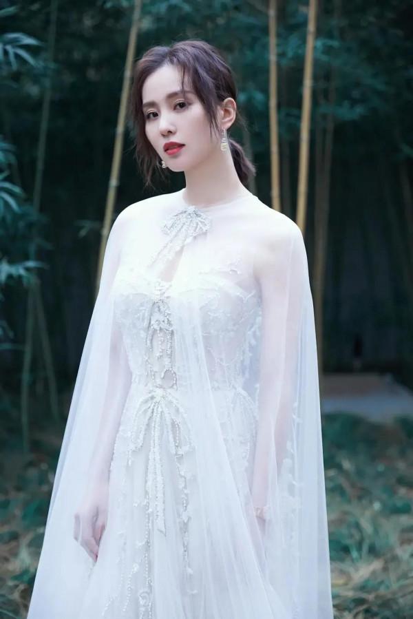 此女子長的是真好看！淡淡的妝、白白的膚美不可言｜劉詩詩